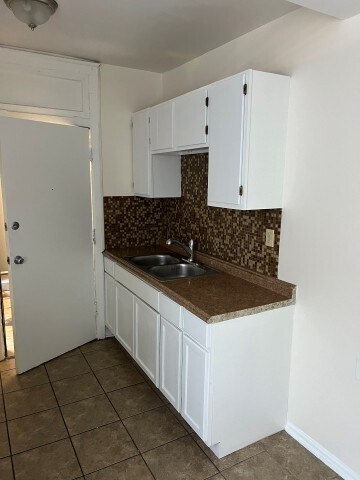 Building Photo - 3229 W Ardmore Ave