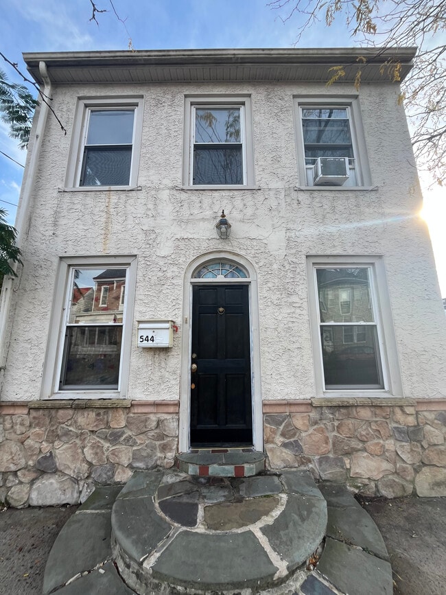 Building Photo - 544 King St