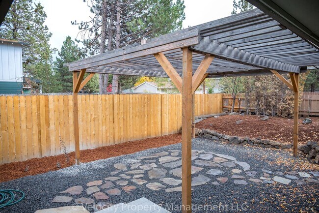 Building Photo - Single Level Home in Bend with Sunroom!