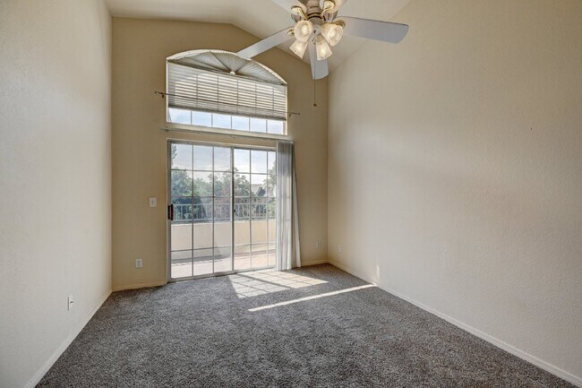 Building Photo - "Charming 2-Bed, 2-Bath Condo Retreat in Centennial"