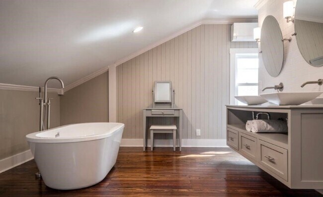 Building Photo - Gorgeous Renovated Highlands Bungalow – Av...