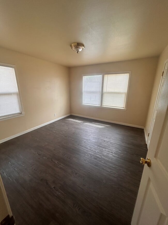 Building Photo - This home is loaded with space and features and Northwest Hanford