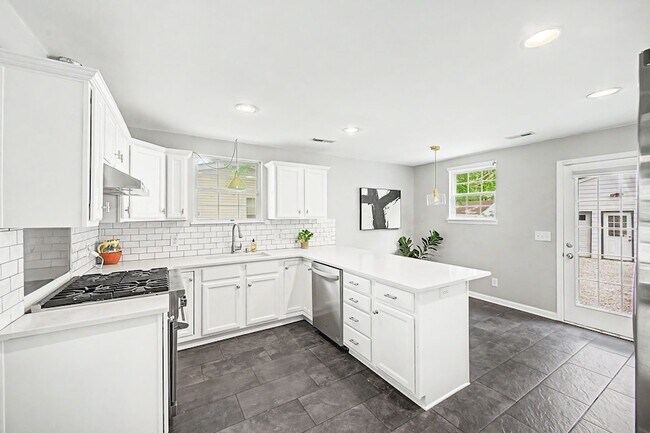 Building Photo - 353 9th Ave N