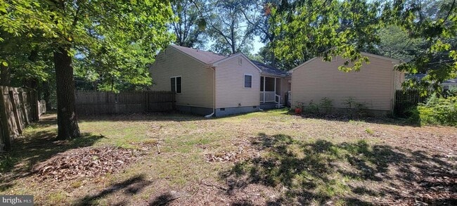 Building Photo - 2401 N Lakeshore Dr