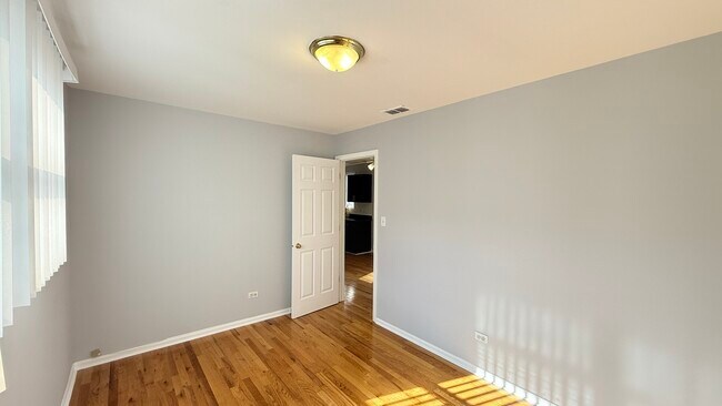 Building Photo - 1078 N Hermitage Ave