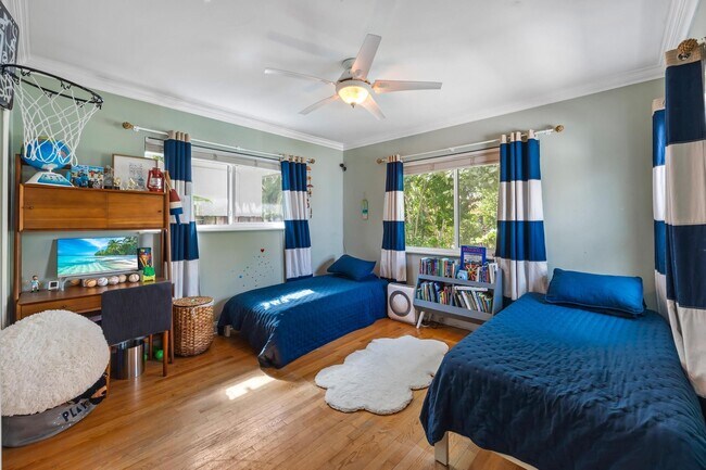 Building Photo - 9025 Dickens Ave