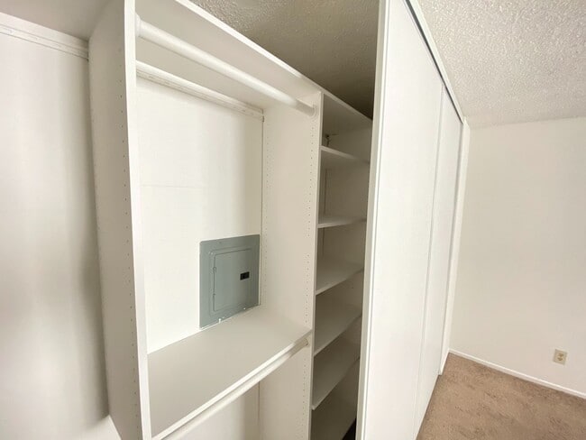 Building Photo - 1 Bedroom Condo in Pacific Beach.