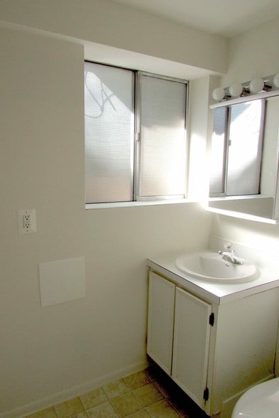 Bathroom/shower - 8 Templar Ct