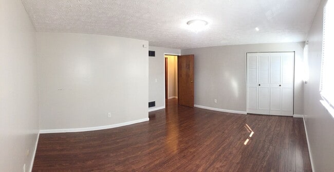Building Photo - 2 Bedroom Shaler Townhouse with Garage