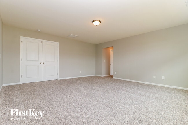 Building Photo - 708 Redbud Ln