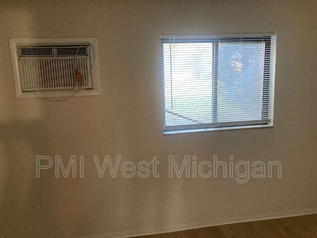 Building Photo - 6043 In the Pines Dr SE