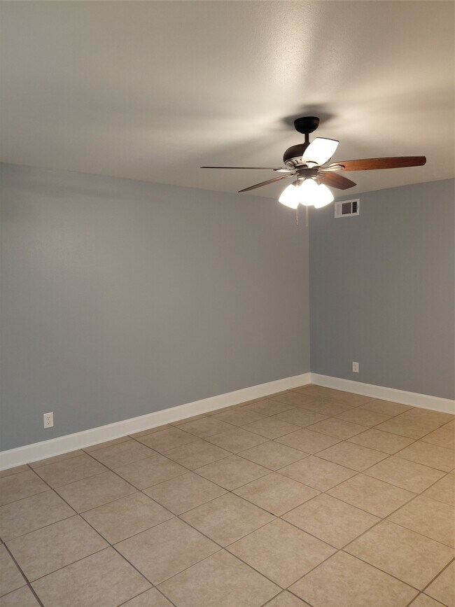 Building Photo - 13150 Trail Hollow Dr