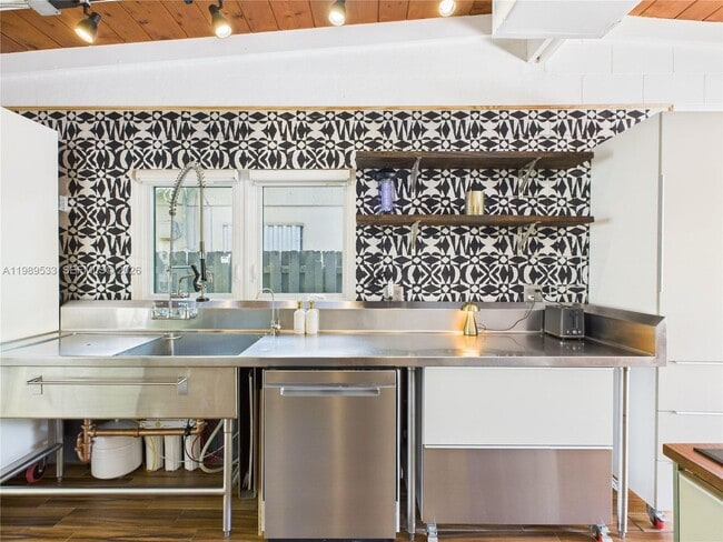 Building Photo - 1632 SW 28th Ave