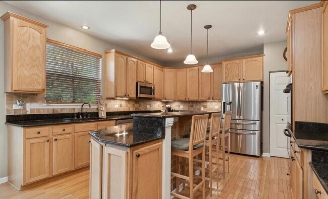 Building Photo - 841 Barclay Dr