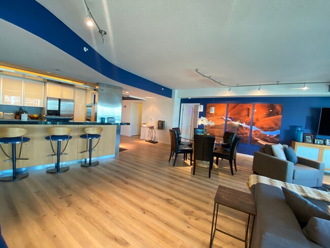 Building Photo - Come home to unobstructed sunset ocean vie...