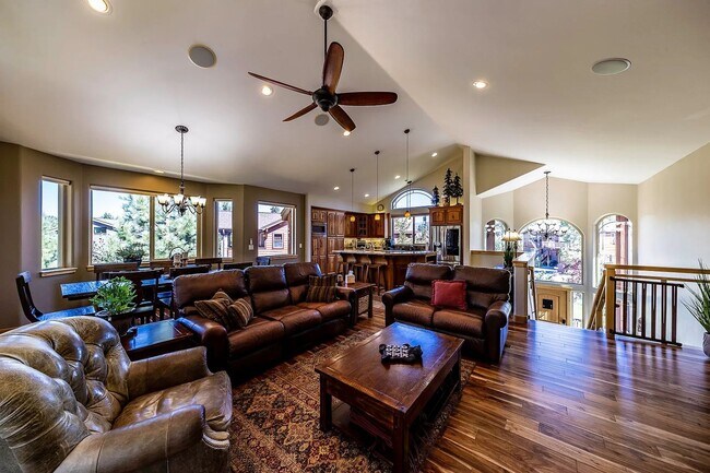 Building Photo - Large Mountain Luxury Home