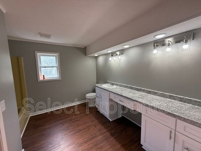 Building Photo - 722 Kitchen St