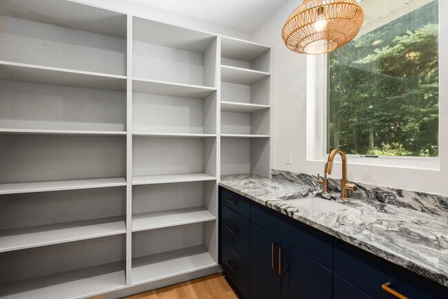 Building Photo - Stunning 5-Bedroom Modern Home with Panora...
