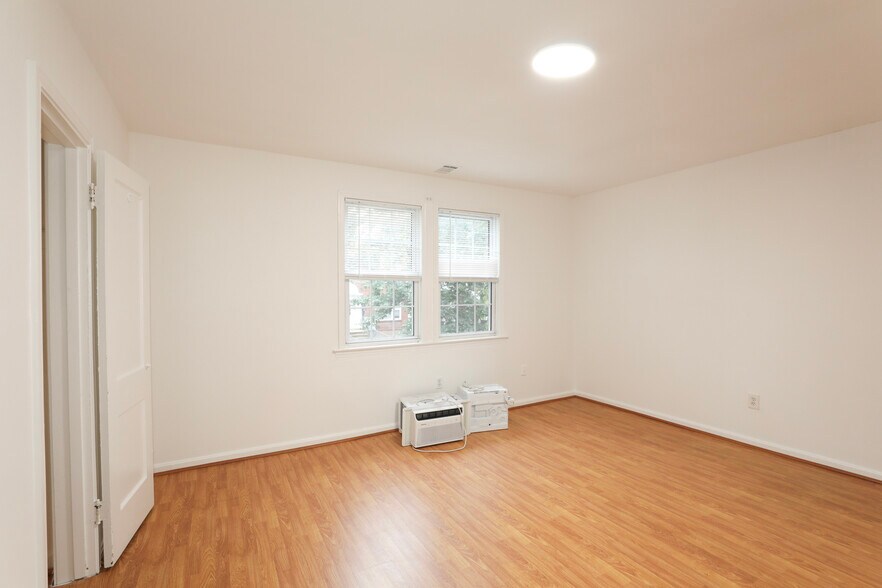 Building Photo - 1305 Orren St NE