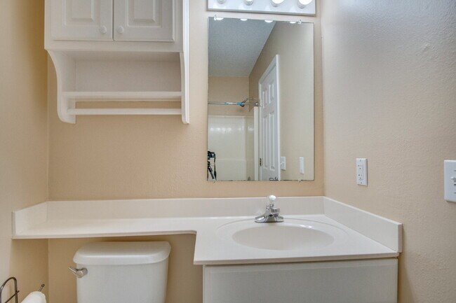 Building Photo - Santa Rosa 3/2.5 Townhome – Minutes from N...