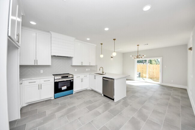 Building Photo - 1110 E Main St