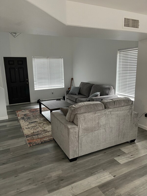 Building Photo - 1367 E 10th Pl