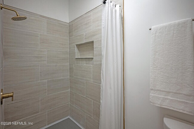 Building Photo - 2565 Burlingame Dr W