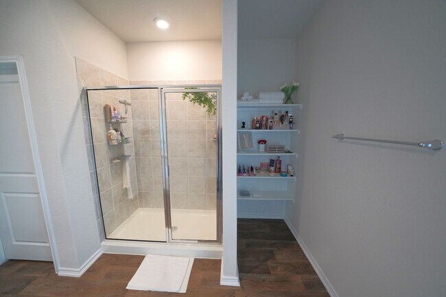 Building Photo - Like-New Home in Applewood Neighborhood. Realtor Commission: $600