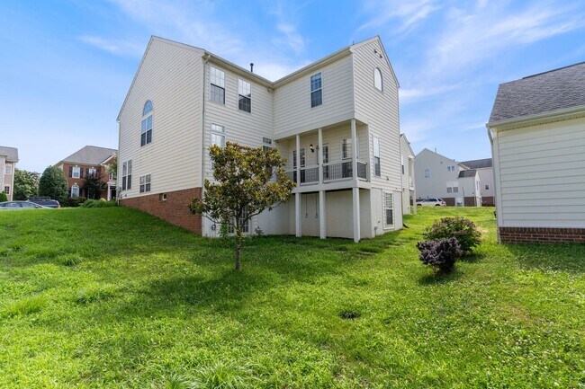 Building Photo - Spacious Home in Port Potomac