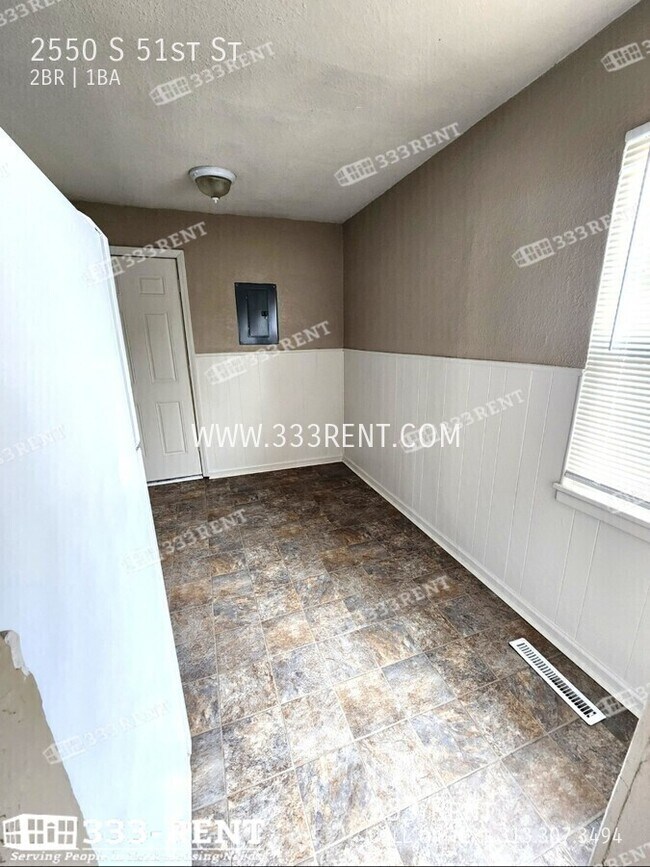 Building Photo - 2550 S 51st St
