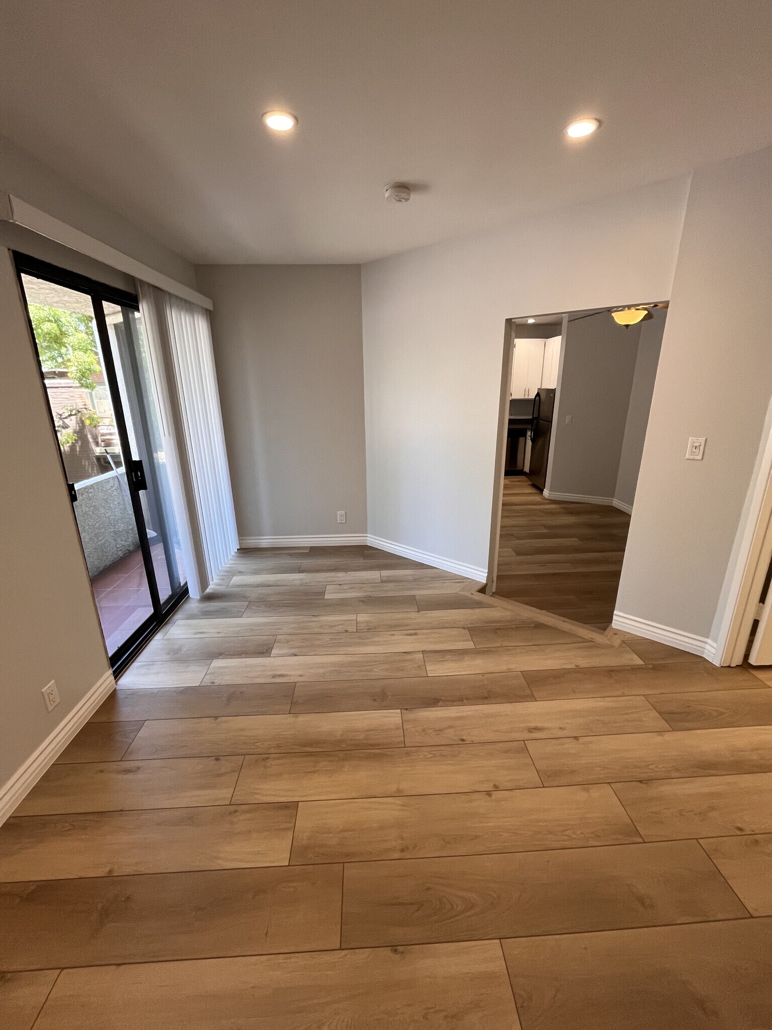 Building Photo - 2107 N Beachwood Dr