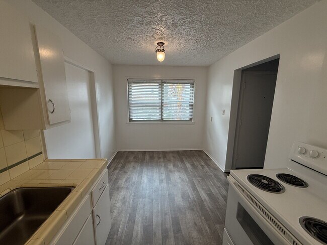 Building Photo - Cute 1 Bedroom 1 Bath in Midtown!