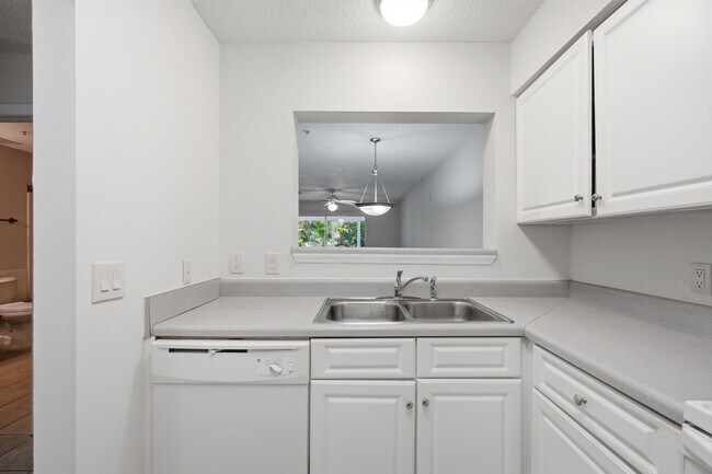 Building Photo - Highly Sought After GROUND-FLOOR Unit at Florida Club!  Pool View!!