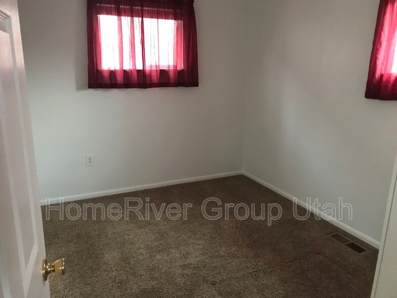 Building Photo - 920 Princeton Ave S