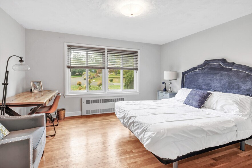 Building Photo - 26 Pearsall Pl