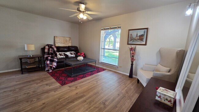 Building Photo - 2910 Wacos Dr