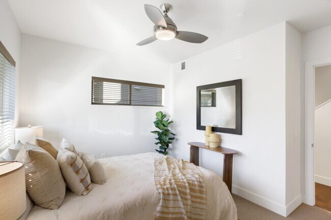 Building Photo - Gorgeous townhouse