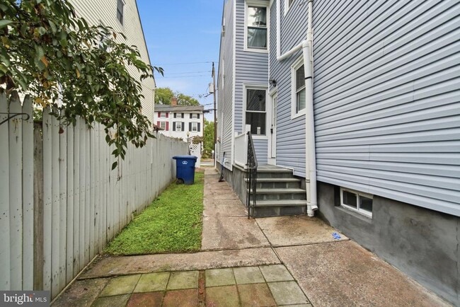 Building Photo - 216 Garden St