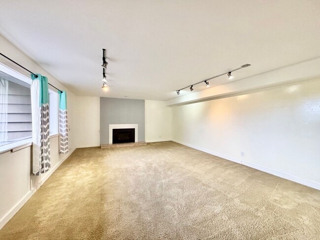 Building Photo - Stunning Mountain View Mid-Century Home in Prestigious Clyde Hill