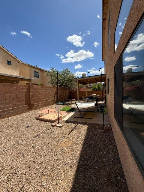 Building Photo - FOR RENT