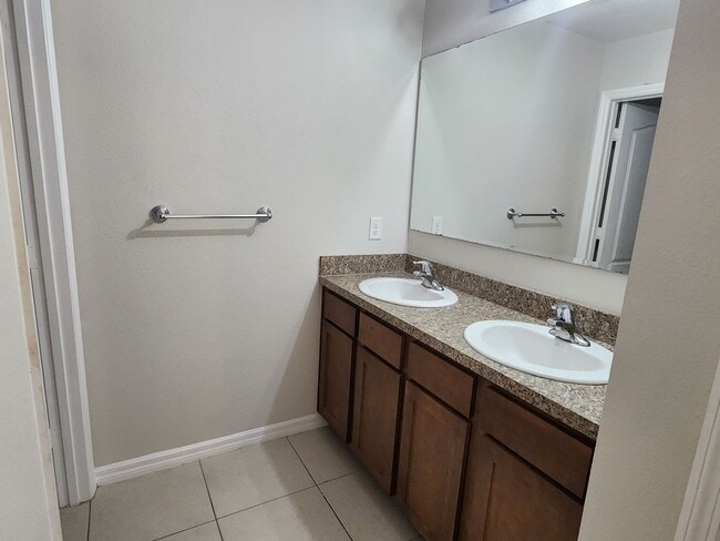 Building Photo - Lake Front House 4 Bedroom 3 Bathroom