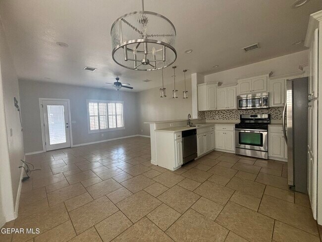 Building Photo - 12844 Cozy Cove Ave