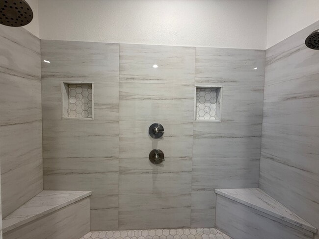 Building Photo - Gorgeous 3 bedrooms, 2.5 baths home