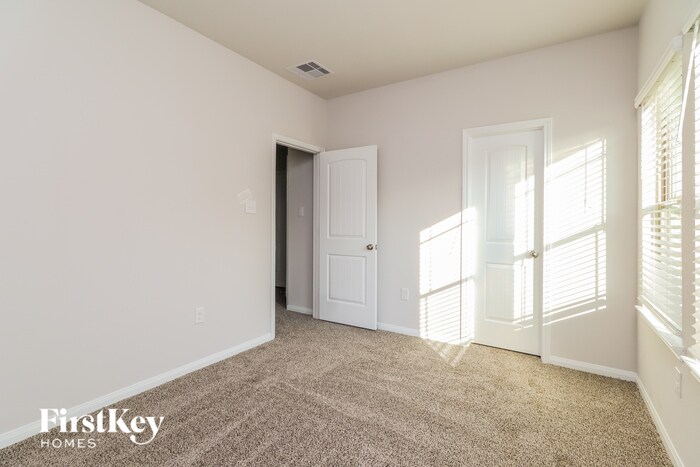 Building Photo - 14725 Country Club Dr