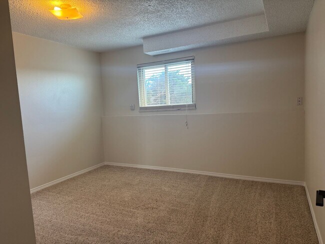 Building Photo - 5 bedroom, 3 bath, 2 car on acreage near t...