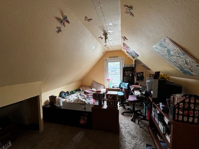 Building Photo - 7 Bedroom House close to Shopping and What...