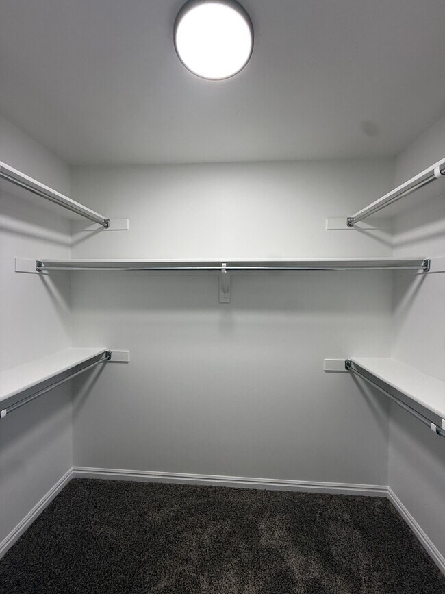 Building Photo - 6248 S High Bluff Dr