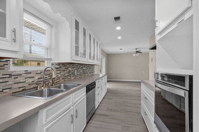 Building Photo - Great 3 Bedroom close to the Beach!