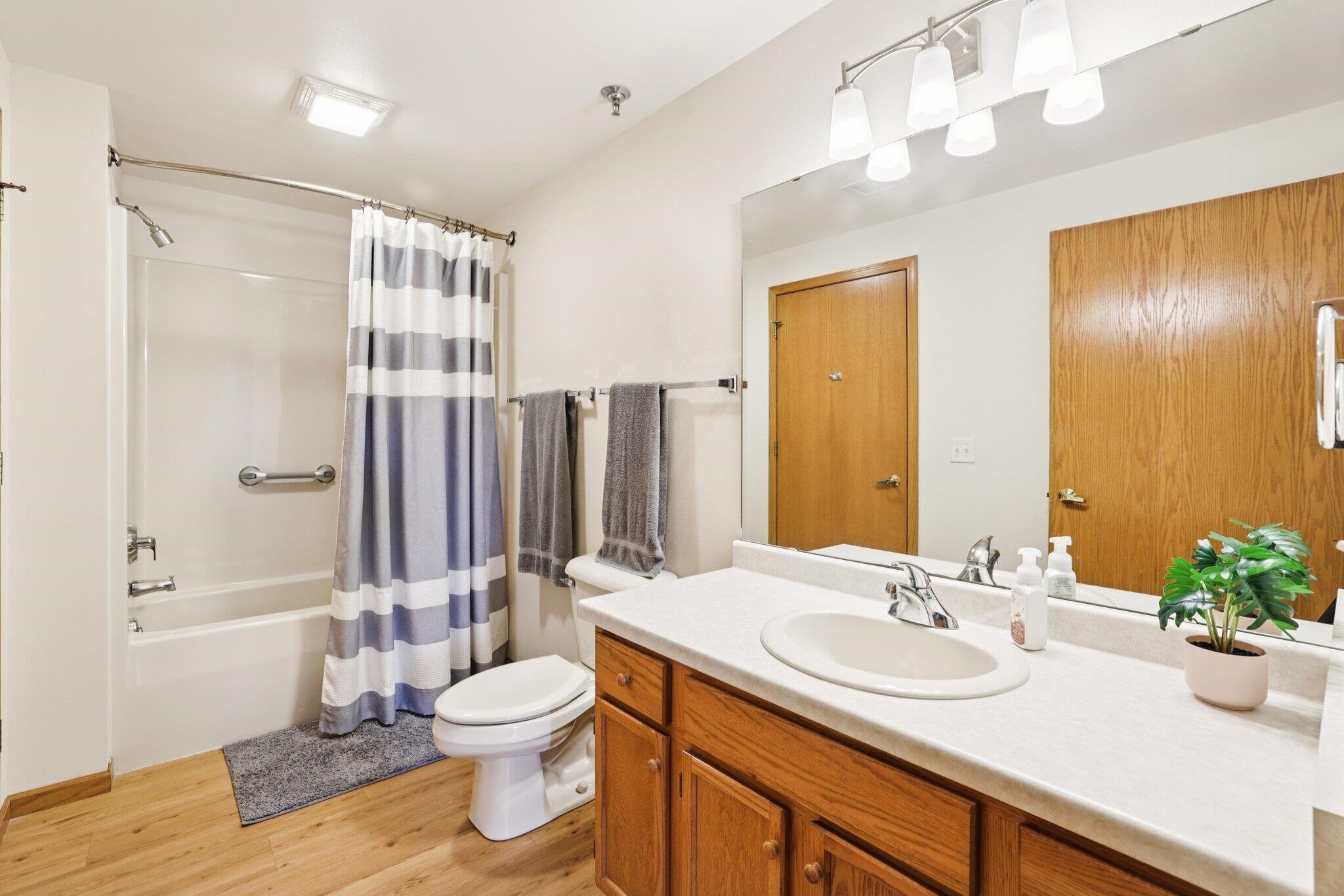 2nd bath - 301 Harbour Town Dr