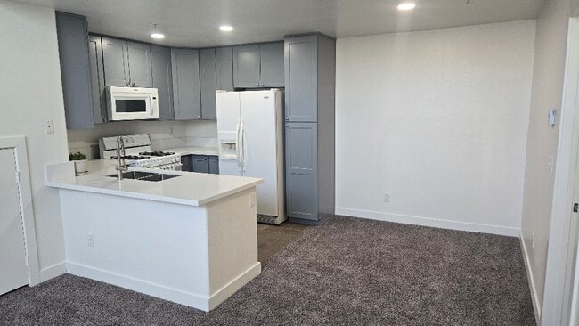 Building Photo - 13133 Le Parc Blvd